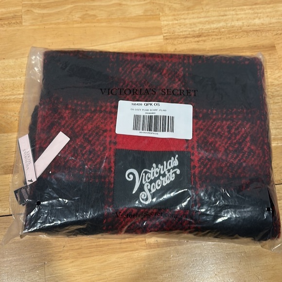 Victoria's Secret Cozy Plaid Scarf Bkack and Red with Tags - Picture 4 of 7